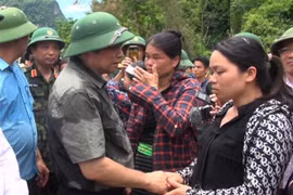 Trưởng ban Tổ chức Trung ương Phạm Minh Chính động viên, thăm hỏi người dân bản Sa Ná. (Ảnh: Nguyễn Nam/TTXVN)