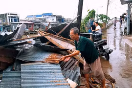 Dông, lốc tiếp tục khiến hàng chục ngôi nhà tại xã Tắc Vân bị sập và tốc mái. (Ảnh: Huỳnh Thế Anh/TTXVN)