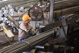 Một dây chuyền cân thép cán mới ra lò. (Ảnh: Hoàng Nguyên/TTXVN)