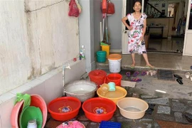 Một hộ dân phường An Hải Bắc, quận Sơn Trà, thành phố Đà Nẵng, phải dùng toàn bộ dụng cụ đựng nước của gia đình như xô, chậu, nồi để hứng nước vào ban đêm nhưng vẫn thiếu. (Ảnh: Quốc Dũng/TTXVN)