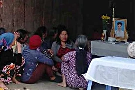 Gia đình tổ chức tang lễ cho hai vợ chồng xấu số. (Nguồn: baokontum.com.vn)