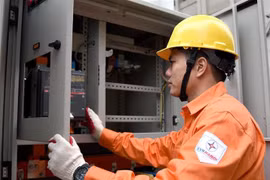 Nhân viên EVN HANOI kiểm tra công tác đảm bảo an toàn cấp điện. (Ảnh TTXVN phát)
