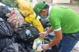 Nông dân thu gom vỏ thuốc bảo vệ thực vật để tiêu hủy. (Ảnh: Thanh Tâm/Vietnam+)