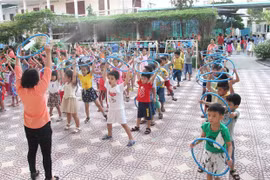 Trẻ vận động tập thể dục buổi sáng tại Trường mầm non tư thục Thanh An (Thành phố Vĩnh Long). (Ảnh: Lê Thúy Hằng/TTXVN)