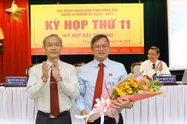 Bí thư Tỉnh ủy, Chủ tịch Hội đồng Nhân dân tỉnh Nguyễn Phú Cường (trái) tặng hoa chúc mừng ông Cao Tiến Dũng. (Nguồn: baodongnai.com.vn)