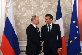 Tổng thống Nga Vladimir Putin (trái) và người đồng cấp Pháp Emmanuel Macron (phải) tại cuộc gặp ở Osaka, Nhật Bản, ngày 28/6. (Ảnh: AFP/TTXVN)
