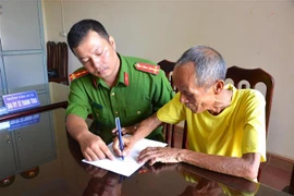 Công an chính quy tiếp công dân xã Mỹ Thành, huyện Mỹ Lộc, Nam Định. (Ảnh Công Luật/TTXVN)