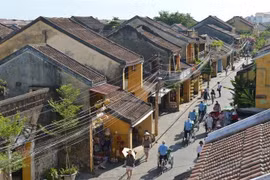 Khách du lịch trong và ngoài nước tham quan phố cổ Hội An. (Ảnh: TTXVN)