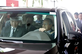 Thủ tướng Malaysia Mahathir Mohamad lái thử mẫu xe Vinfast. Ảnh: Dương Giang/TTXVN)