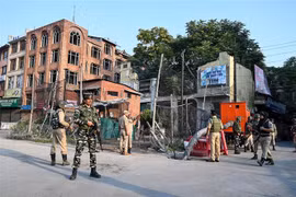 Binh sỹ bán quân sự Ấn Độ tuần tra trong thời gian áp đặt lệnh giới nghiêm tại Srinagar ngày 5/8. (Ảnh: AFP/TTXVN)