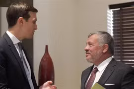 Cố vấn Nhà Trắng Jared Kushner (trái) hội kiến Quốc vương Jordan Abdullah II tại Amman. (Ảnh: AFP/TTXVN)