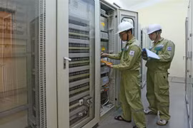 Kiểm tra thông số kỹ thuật hệ thống thông tin trạm biến áp 500kV Thạnh Mỹ. (Ảnh: Ngọc Hà/TTXVN)