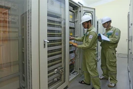 Kiểm tra thông số kỹ thuật hệ thống thông tin trạm biến áp 500kV Thạnh Mỹ. (Ảnh: Ngọc Hà/TTXVN)
