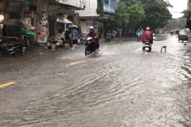 Mưa gây ngập cục bộ trên đường Chiến Thắng, quận Hà Đông. (Ảnh: Huy Hùng/TTXVN)