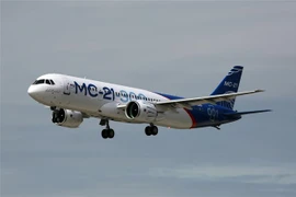 Máy bay MC-21 thực hiện chuyến bay thử nghiệm tại Irkutsk, Nga tháng 5/2017. (Ảnh: AFP/ TTXVN)