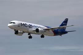 Máy bay MC-21 thực hiện chuyến bay thử nghiệm tại Irkutsk, Nga tháng 5/2017. (Ảnh: AFP/ TTXVN)