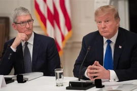 Tổng thống Mỹ Donald Trump (phải) trong cuộc gặp Giám đốc điều hành Tập đoàn công nghệ điện tử Apple Tim Cook (trái). (Ảnh: AFP/TTXVN)