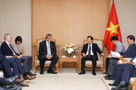 Phó Thủ tướng Trịnh Đình Dũng tiếp ông Raymond Carlsen, Tổng giám đốc Tập đoàn năng lượng Scatec Solar của Na Uy đang thăm và làm việc tại Việt Nam. (Ảnh: Nguyễn Dân/TTXVN)
