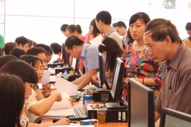 Thay vì phải tự đi nộp thuế tại kho bạc, hộ kinh doanh có thể thực hiện nghĩa vụ của mình qua các doanh nghiệp viễn thông, điện lực. (Ảnh: PV/Vietnam+)