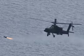 Trực thăng tấn công Apache bắn tên lửa không đối đất Hellfire trong cuộc tập trận tại vùng biển ngoài khơi Gunsan. (Nguồn: Yonhap/TTXVN)