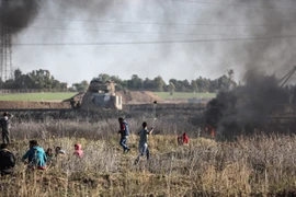 Người biểu tình Palestine xung đột với binh sỹ Israel ở phía Đông thành phố Gaza. (Nguồn: THX/TTXVN)