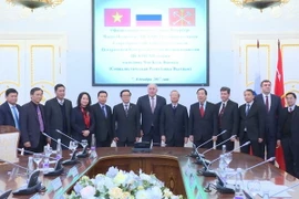 Chủ nhiệm Ủy ban Kiểm tra Trung ương Trần Quốc Vượng và đoàn đại biểu Đảng Cộng sản Việt Nam chụp ảnh chung với quyền Thống đốc Saint Petersburg Alexander Govorunov. (Ảnh: Dương Trí/TTXVN)