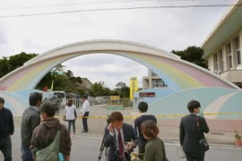 Phóng viên tập trung tại khu vực phía trước trường tiểu học tại thành phố Ginowan, thuộc tỉnh Okinawa, miền Nam Nhật Bản sau sự cố trực thăng quân sự Mỹ. (Nguồn: Kyodo/TTXVN)