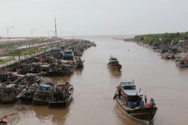 Tàu thuyền đánh bắt thủy sản vào tránh bão Tembin tại cửa biển Nhà Mát, thành phố Bạc Liêu. (Ảnh: Huỳnh Sử/TTXVN)