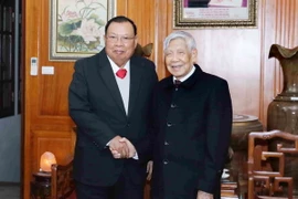 Tổng Bí thư, Chủ tịch nước Lào Bounnhang Vorachith tới thăm nguyên Tổng Bí thư Lê Khả Phiêu. (Ảnh: Phương Hoa/TTXVN)