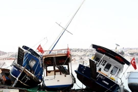 Những chiếc thuyền bị phá hủy sau động đất tại Thổ Nhĩ Kỳ. (Nguồn: EPA/TTXVN)