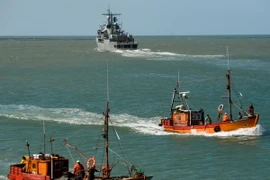 Tàu khu trục ARA Sarandi của Hải quân Argentina tham gia chiến dịch tìm kiếm tàu ngầm ARA San Juan mất tích tại Mar del Plata. (Nguồn: AFP/TTXVN)