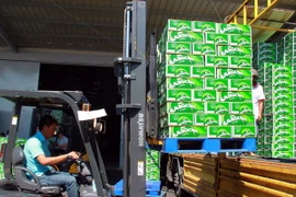Vận chuyển sản phâm bia của Sabeco. (Ảnh: Công Thử/TTXVN)