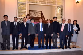 Phó Bí thư Thường trực Thành ủy Thành phố Hồ Chí Minh Tất Thành Cang tiếp Chủ tịch Quỹ Hữu nghị Hàn Quốc-Á châu của Hàn Quốc ông Choi Jae-sung cùng đoàn công tác. (Ảnh: Xuân Khu/TTXVN)