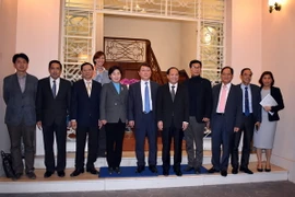 Phó Bí thư Thường trực Thành ủy Thành phố Hồ Chí Minh Tất Thành Cang tiếp Chủ tịch Quỹ Hữu nghị Hàn Quốc-Á châu của Hàn Quốc ông Choi Jae-sung cùng đoàn công tác. (Ảnh: Xuân Khu/TTXVN)