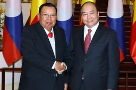 Thủ tướng Nguyễn Xuân Phúc hội kiến với Tổng Bí thư, Chủ tịch nước Lào Bounnhang Vorachith. (Ảnh: Thống Nhất/TTXVN) 