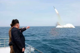 Nhà lãnh đạo Kim Jong-un thị sát vụ phóng thử tên lửa từ tàu ngầm gần Sinpo, phía Đông Bắc Triều Tiên. (Nguồn: EPA/TTXVN)