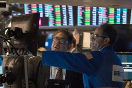 Giao dịch viên làm việc tại sàn giao dịch chứng khoán New York. (Nguồn: AFP/TTXVN)