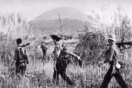 Quân giải phóng hành quân tác chiến tại vùng Núi Bà, Tây Ninh tháng 4/1968. (Ảnh: Hồng Chi/TTXGP)