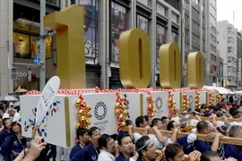 Người dân Nhật Bản rước hình nổi con số 1000 tại một sự kiện chào mừng Olympic 2020 ở Tokyo. (Nguồn: AFP/TTXVN)
