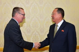 Phó Tổng thư ký Liên hợp quốc Jeffrey Feltman (trái) trong cuộc hội đàm với Bộ trưởng Ngoại giao Triều Tiên Ri Yong-ho (phải) tại Bình Nhưỡng. (Nguồn: YONHAP/TTXVN)
