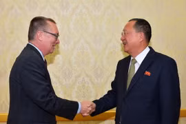 Phó Tổng thư ký Liên hợp quốc Jeffrey Feltman (trái) trong cuộc hội đàm với Bộ trưởng Ngoại giao Triều Tiên Ri Yong-ho (phải) tại Bình Nhưỡng. (Nguồn: YONHAP/TTXVN)