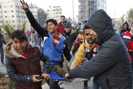 Một người Palestine bị thương trong vụ đụng độ với binh sỹ Israel tại Beit El, Khu Bờ Tây. (Nguồn: AFP/TTXVN)