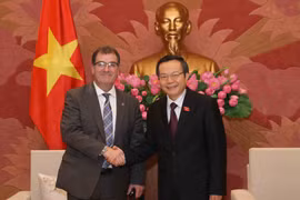 Phó Chủ tịch Quốc hội Phùng Quốc Hiển tiếp đoàn đại biểu Quốc hội Canada do ông Robert Daniel Nault, Chủ nhiệm Ủy ban Đối ngoại và Phát triển quốc tế làm trưởng đoàn. (Ảnh: Phương Hoa/TTXVN)