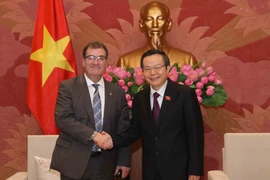 Phó Chủ tịch Quốc hội Phùng Quốc Hiển tiếp đoàn đại biểu Quốc hội Canada do ông Robert Daniel Nault, Chủ nhiệm Ủy ban Đối ngoại và Phát triển quốc tế làm trưởng đoàn. (Ảnh: Phương Hoa/TTXVN)