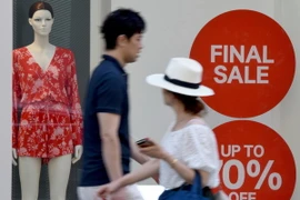 Biển giảm giá tại trung tâm mua sắm Ginza ở thủ đô Tokyo, Nhật Bản. (Nguồn: AFP/TTXVN)
