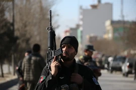 Lực lượng an ninh Afghanistan gác tại hiện trường một vụ tấn công do IS thực hiện. (Nguồn: THX/TTXVN)
