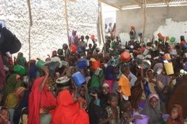 Trẻ em Somalia chờ nhận khẩu phần ăn tại một trại tị nạn ở ngoại ô Mogadishu. (Nguồn: AFP/TTXVN)