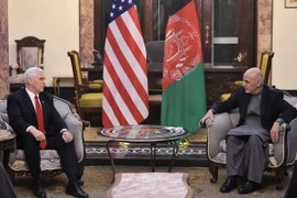 Phó Tổng thống Pence (trái) gặp Tổng thống Afghanistan Ashraf Ghani. (Nguồn: AFP/TTXVN)