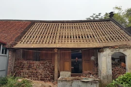 Ngôi nhà bà Kiều Thị Thảo, thôn Đông Sàng, làng cổ Đường Lâm đang bị phá dỡ. (Ảnh: Đinh Thuận/TTXVN)