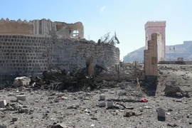 Cảnh đổ nát sau một cuộc không kích tại Sanaa, Yemen. (Nguồn: THX/TTXVN)